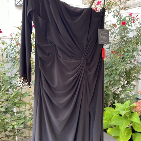 Mac Duggal - One Sleeve Beaded Cuff Side Twist Gown - Black 14 - Picture 9 of 16